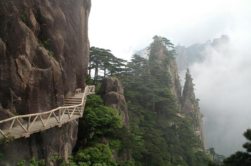 The 10 Scariest Hiking Trails In The Entire World-2a