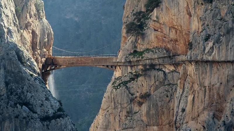 The 10 Scariest Hiking Trails In The Entire World-10b