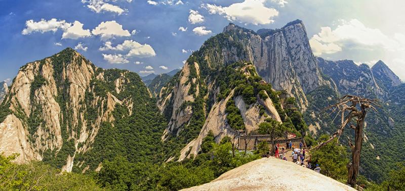 The 10 Scariest Hiking Trails In The Entire World-4a