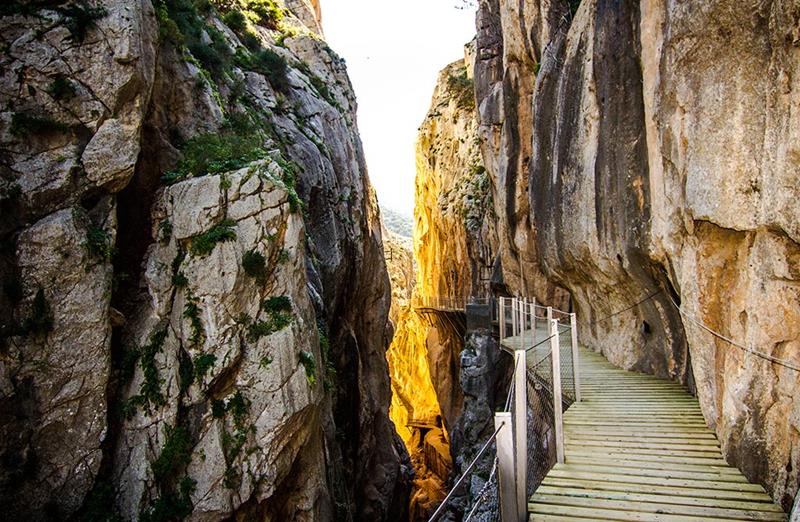 The 10 Scariest Hiking Trails In The Entire World-10a