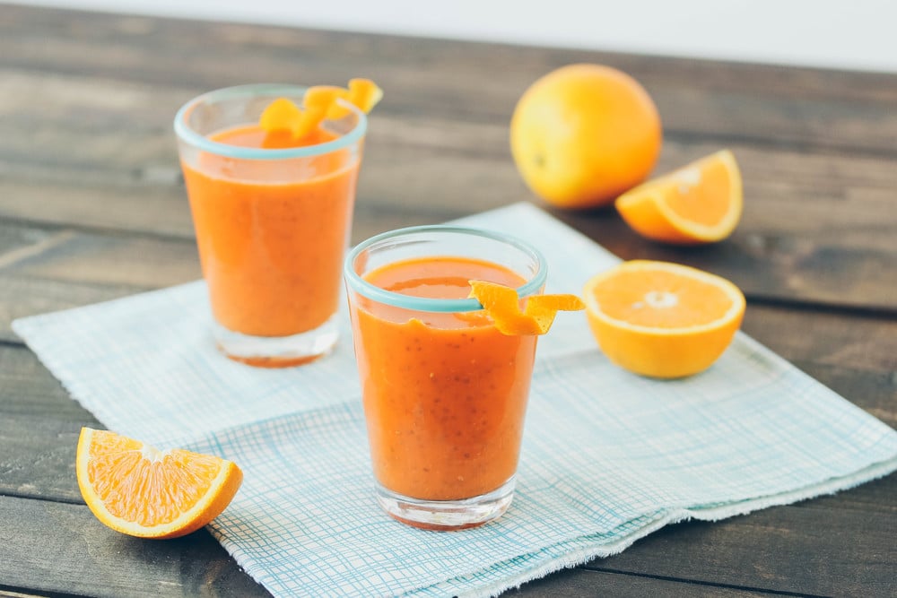 Сок из замороженных апельсинов в домашних условиях. Смузи морковь апельсин имбирь. Сок апельсин морковь. Оранжевый смузи. Апельсиновый сок.
